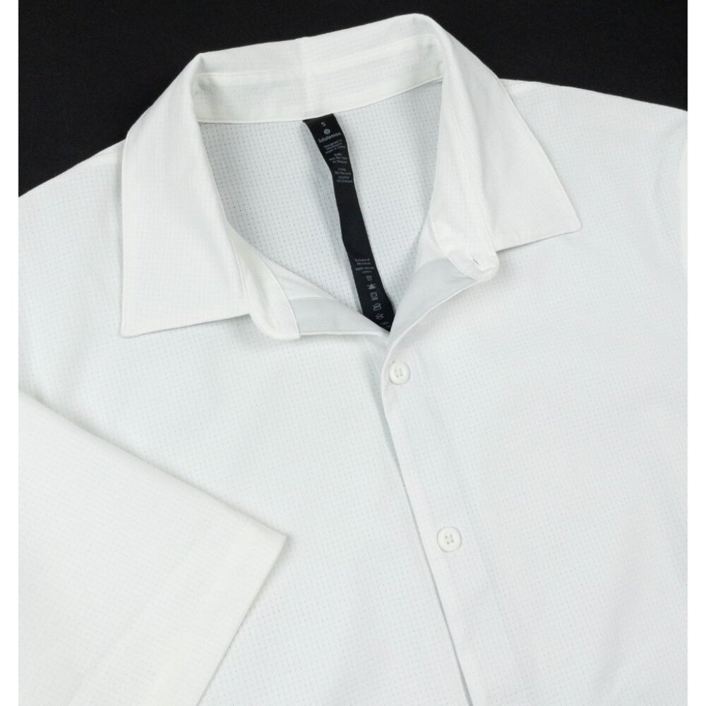 Lululemon Airing Easy Shirt Mens Small Short Sleeve Button-Up Solid White Vented